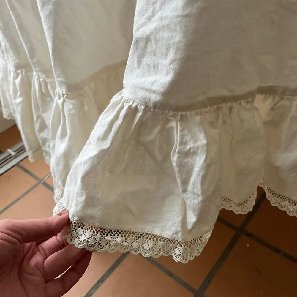 VTG Ruffled Lace Round Tablecloth Cottagecore Farmhouse Romantic Cottage Chic